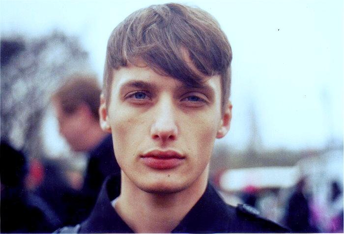 Retrato en primer plano que representa tensión relacional y señales sutiles de hostilidad Señales de odio: distancia, tensión y comunicación hostil